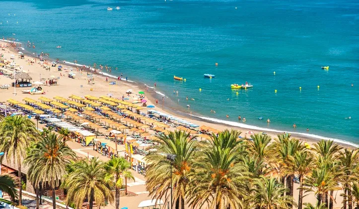 Playa del Bajondillo met promenade in Torremolinos